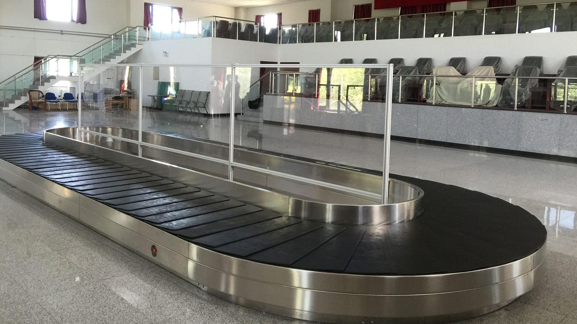 Luggage weighing conveyor